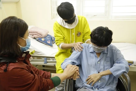 Người mẹ vượt qua đau đớn kiệt quệ do căn bệnh ung thư hành hạ để quyết tâm sinh con.