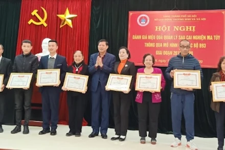 Đại diện Sở Lao động, Thương binh và Xã hội TP Hà Nội khen thưởng các cá nhân tiêu biểu có đóng góp tích cực trong công tác cai nghiện ma túy.