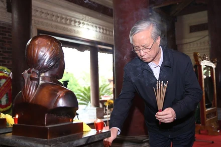 Đồng chí Trần Quốc Vượng thắp hương tưởng niệm các liệt sĩ hy sinh ngày 31-10-1968. (Ảnh: ĐÀO TUẤN)