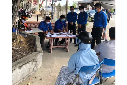 Lực lượng chức năng Cà Mau lấy thông tin điều tra dịch tễ các trường hợp tiếp xúc gần với đối tượng nghi ngờ.