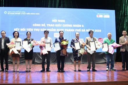 Trao Giấy chứng nhận OCOP 4 sao cho các sản phẩm.