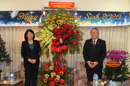 Phó Chủ tịch nước Đặng Thị Ngọc Thịnh tặng hoa, quà mừng Lễ Noel 2020.