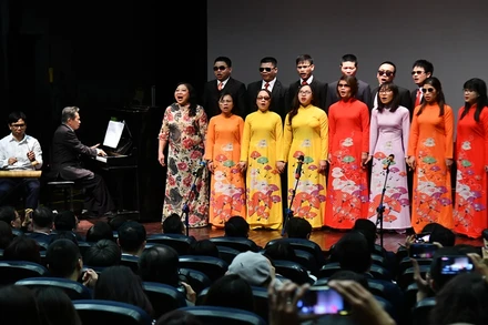 Tiết mục biểu diễn của hợp ca Hy vọng trong chương trình tổ chức tại Trung tâm văn hóa Pháp. 