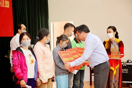 Lãnh đạo Thành uỷ Hà Nội tặng quà cho các hộ dân gặp khó khăn tại huyện Phú Ninh, tỉnh Quảng Nam 