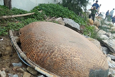 Tìm thấy chiếc thuyền thúng trên sông Thu Bồn.