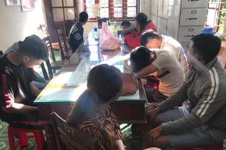 Các đối tượng bị bắt giữ tại khách sạn Hoàng Vũ, đêm 25-12.