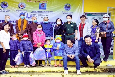 Tặng quà cho trẻ em dân tộc ở Kon Tum.