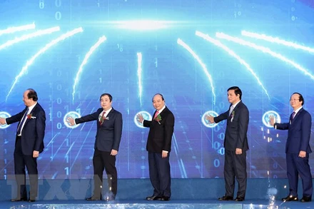 Thủ tướng Nguyễn Xuân Phúc cùng các vị lãnh đạo thực hiện nghi thức động thổ triển khai dự án (Ảnh: TTXVN).