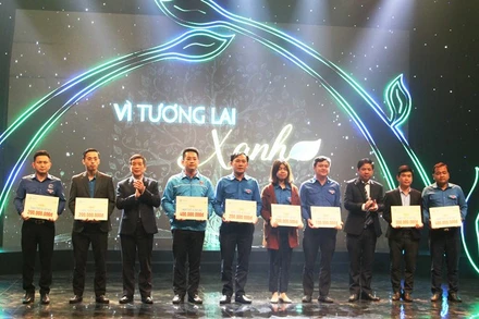 Trao hỗ trợ trang thiết bị cho tám địa phương.