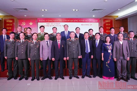 Các đại biểu dự buổi lễ chụp ảnh lưu niệm. Ảnh: Doãn Tấn