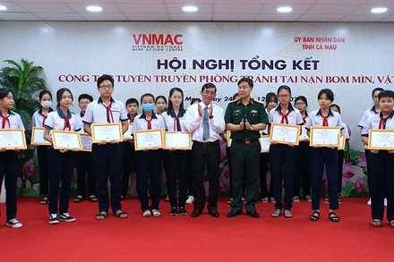 Ban tổ chức trao thưởng cho các thí sinh đoạt giải.