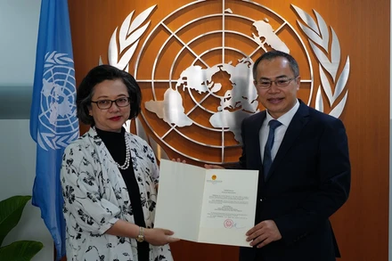 Đại sứ Phan Chí Thành trao Thư ủy nhiệm cho Tổng Thư ký ESCAP.