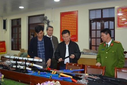 Số vũ khí, công cụ hỗ trợ bị lực lượng công an thu giữ.