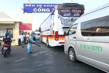 Cơ quan chức năng phun thuốc tiêu độc, khử trùng tại Bến xe khách Cà Mau.