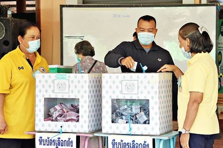 Các cử tri thực hiện quyền bỏ phiếu của mình tại một điểm bỏ phiếu. (Ảnh: Thairath)