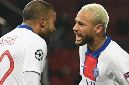 Neymar (phải, PSG) và đồng đội mừng trận thắng 3-1.