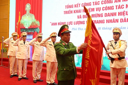 Thượng tướng Lê Quý Vương trao Huân chương Bảo vệ Tổ quốc hạng nhì cho Phòng Cảnh sát Kinh tế, Công an tỉnh Phú Thọ.