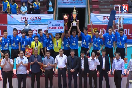 Sanest Khánh Hòa nhận Cúp vô địch.