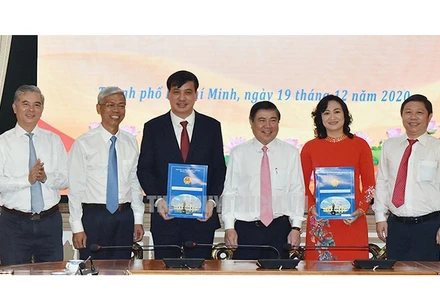 Trao quyết định của Thủ tướng phê chuẩn kết quả bầu bổ sung hai Phó Chủ tịch UBND TP Hồ Chí Minh.