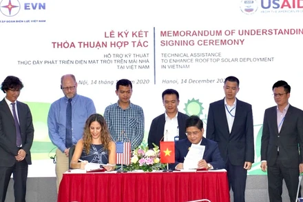 Bà Ann Marie Yastishock, Giám đốc USAID Việt Nam và ông Võ Quang Lâm, Phó tổng Giám đốc EVN ký biên bản ghi nhớ.