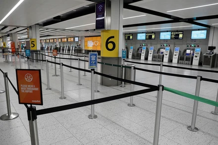 Sân bay Gatwick, Anh vắng bóng khách (Ảnh: REUTERS)