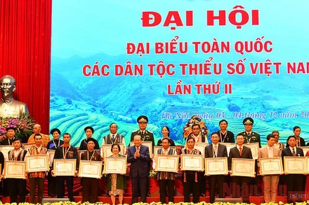 Phó Thủ tướng Thường trực Chính phủ Trương Hòa Bình trao Huân chương Độc lập hạng Nhất, Nhì, Ba cho các cá nhân và tập thể. (Ảnh: THỦY NGUYÊN)