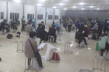 Tiếp nhận công dân Việt Nam trở về từ Hàn Quốc tại khu cách ly Trường cao đẳng Cảnh sát nhân dân II.