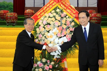 Chủ tịch Ủy ban Trung ương MTTQ Việt Nam Trần Thanh Mẫn (bên phải) trao lẵng hoa chúc mừng giám mục Nguyễn Văn Đệ, Giám mục Chính tòa, giáo phận Thái Bình nhân lễ Giáng sinh.