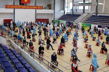 Điểm lấy mẫu xét nghiệm công dân Phú Yên trở về từ vùng dịch tại Nhà thi đấu Lê Trung Kiên (TP Tuy Hòa).