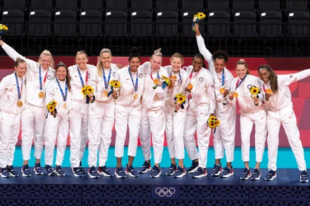 Đội bóng chuyền nữ Mỹ giành HCV quyết định giúp đoàn Mỹ giành vị trí đầu tiên trên bảng tổng sắp huy chương Olympic Tokyo 2020. (Ảnh: Reuters). 