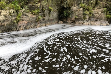 Nguồn nước suối Cái thường xuyên sủi bọt, bốc mùi hôi thối.