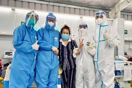 Bệnh nhân ra viện tại Trung tâm Hồi sức của Bệnh viện Việt Đức. (Ảnh: HẢI SƠN)