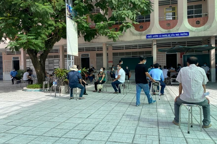 Người dân TP Long Xuyên tập trung chờ tiêm vaccine ngừa Covid-19.