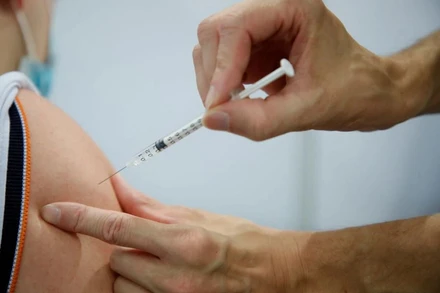 Nhân viên y tế tiêm vaccine Covid-19 Pfizer-BioNTech cho người dân tại tỉnh Yvelines, phía Tây Nam thủ đô Paris, Pháp. (Ảnh: Reuters)