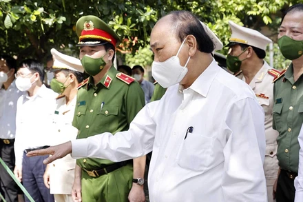 Chủ tịch nước Nguyễn Xuân Phúc kiểm tra công tác xét đặc xá năm 2021 tại trại giam Ngọc Lý, ngày 18/8 (Ảnh: TTXVN)