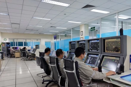 Cán bộ công nhân viên làm việc tại Phòng điều khiển Trung tâm Nhà máy Đạm Phú Mỹ. 