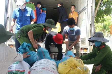 Người dân thị xã Điện Bàn đưa hàng lên xe vào TP Hồ Chí Minh giúp người dân khó khăn.