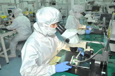Sản xuất linh kiện bán dẫn tại Công ty MTEX (Nhật Bản) trong Khu chế xuất Tân Thuận.