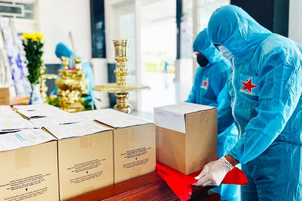 Đại diện Ban Chỉ huy quân sự huyện Cần Giờ chuẩn bị đưa hộp đựng hũ tro cốt của người dân về địa phương.