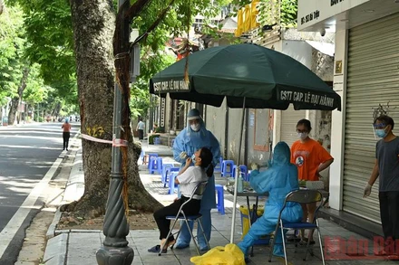 Lấy mẫu xét nghiệm Covid người dân tại địa bàn phường Lê Đại Hành (Hai Bà Trưng) 