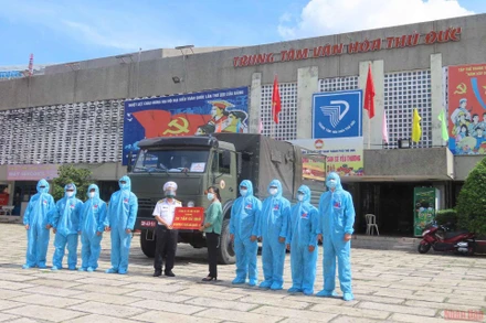 Đại diện Lữ đoàn 125 trao tặng 20 tấn củ quả cho Mặt trận Tổ quốc Việt Nam. (Ảnh: XUÂN HÓA)