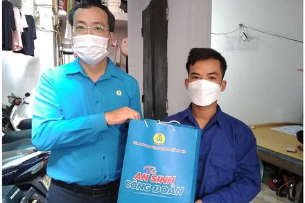 Công đoàn Tổng công ty Vận tải Hà Nội tặng quà cho người lao động có hoàn cảnh khó khăn.