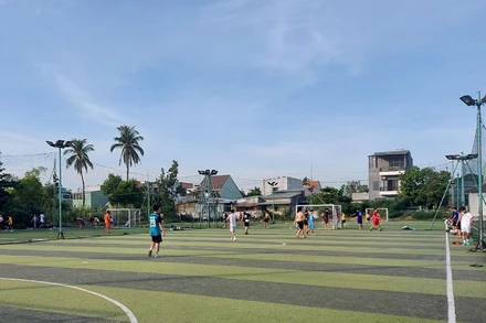 Từ ngày 10/8, sân bóng đá mini được hoạt động trở lại.