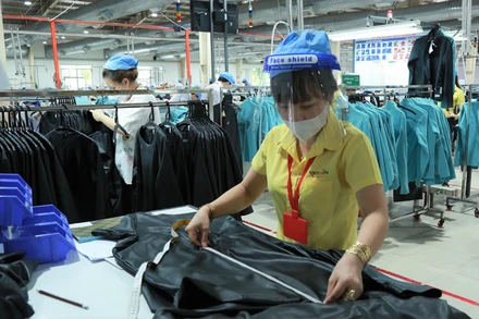 Công nhân tại một doanh nghiệp sản xuất “3 tại chỗ” ở Đồng Nai (Ảnh: Thiên Vương).