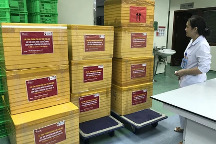 2.000 đơn vị máu được khoa Lưu trữ và phân phối máu, Viện Huyết học – Truyền máu Trung ương chuẩn bị, vận chuyển ra xe tới sân bay Nội Bài. (Ảnh: Viện Huyết học – Truyền máu Trung ương)