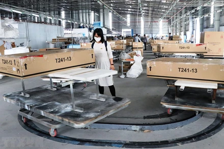 Đóng gói và kiểm tra lô hàng đồ gỗ xuất khẩu sang thị trường Mỹ tại Công ty Triệu Phú Lộc (Bình Dương). (Ảnh: TTXVN)