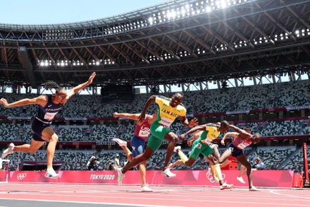 Hansle Parchment cán đích đầu tiên, đánh bại nhà vô địch thế giới Grant Holloway để giành tấm huy chương vàng cự ly 110m vượt rào nam. (Ảnh: Getty Images)