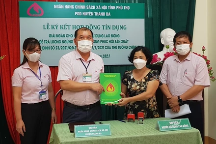 Ký kết hợp đồng tín dụng giữa Ngân hàng Chính sách xã hội và chủ sử dụng lao động theo Nghị quyết 68 của Chính phủ.