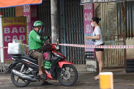 Một  shipper giao hàng tại phường Long Bình, TP Biên Hòa (Đồng Nai).