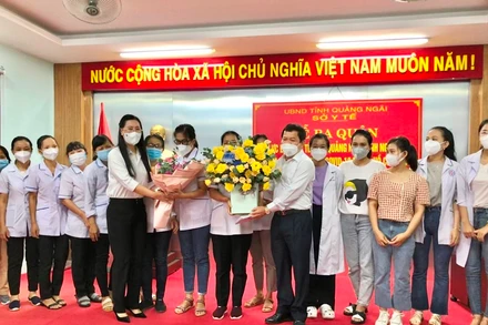 Lãnh đạo tỉnh Quảng Ngãi động viên các y, bác sĩ vào TP Hồ Chí Minh hỗ trợ chống dịch hoàn thành tốt nhiệm vụ được giao.